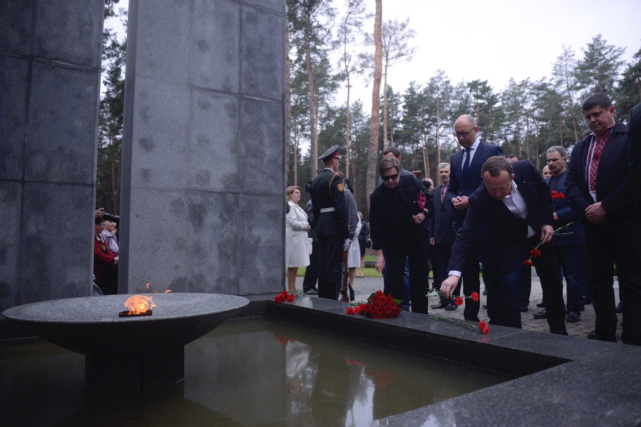 Яценюк з однопартійцями вшанували пам’ять жертв політрепресій