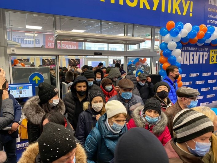 У Мелітополі відкрився "Епіцентр", але люди незадоволені: про карантин не чули, головне - знижки