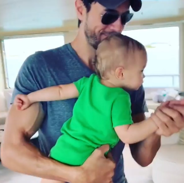 Зажигательные танцы: Иглесиас и Курникова показали подросших двойняшек (видео)