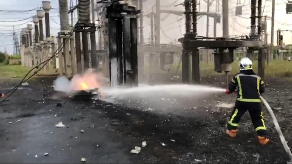 НП на підстанції в Рівному позбавило світла весь район: відео масштабної пожежі