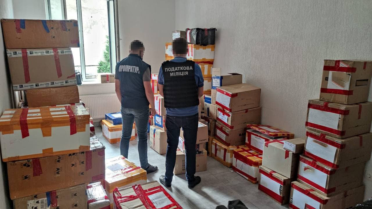 У Львівській області ДФС викрила нелегальну мережу магазинів з продажу смартфонів