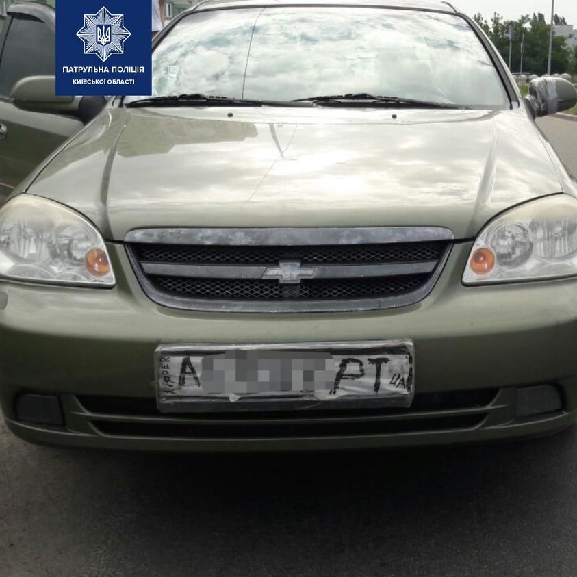 За Киевом поймали горе-водителя, который ехал с нарисованными маркером номерами (фото)