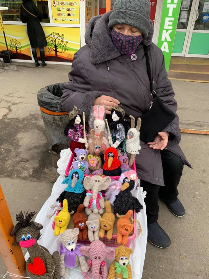 Жителі Києва об'єдналися, щоб допомогти бабусі-майстрині зі звірятами у метро