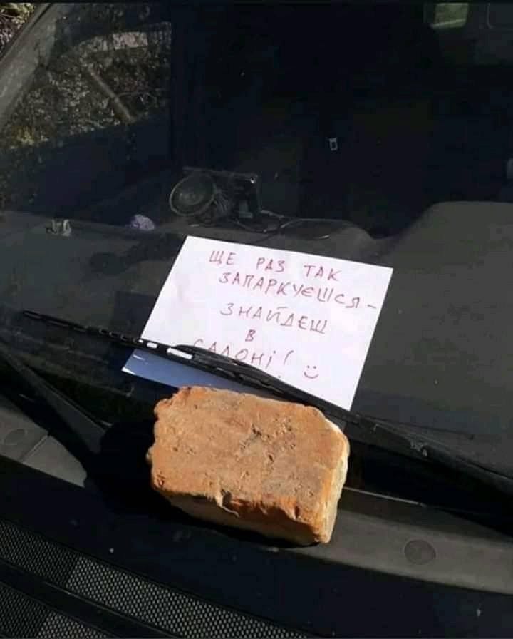 У Києві жителі знайшли спосіб боротися з незаконним паркуванням: показове фото