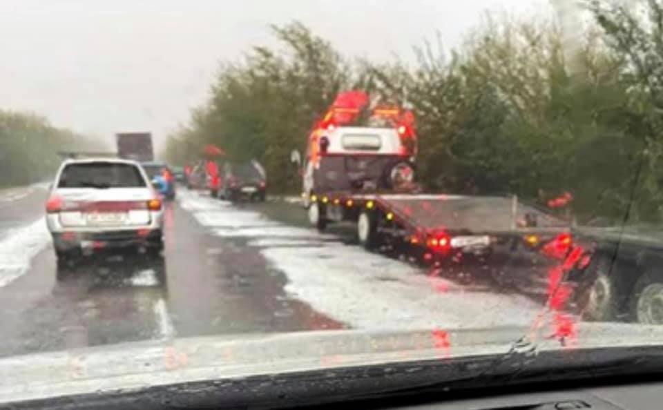 "Сніговий" град під Одесою переполошив українців: які ще сюрпризи готує погода (відео)