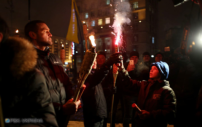Активисты на Майдане зажгли фаеры