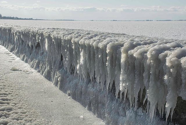 Азовське море скували щільні льоди: чарівні фото