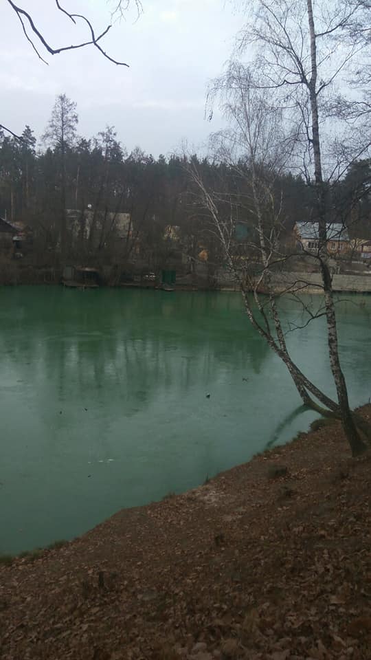 Еко-катастрофа? Під Києвом вода в озері різко поміняла колір