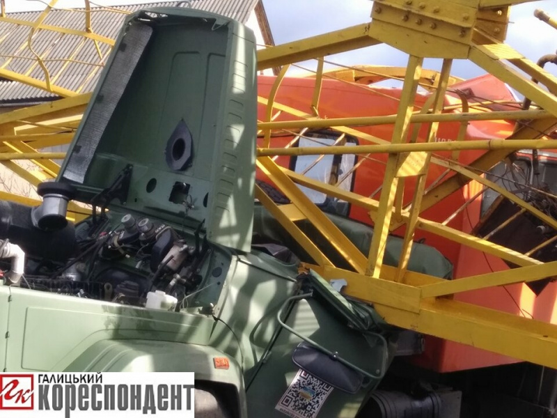 В Івано-Франківській області будівельний кран впав на вантажівку, є загиблі
