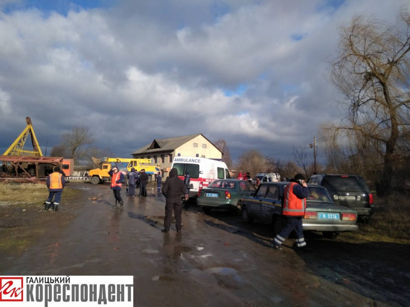 В Івано-Франківській області будівельний кран впав на вантажівку, є загиблі