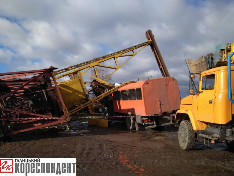 В Івано-Франківській області будівельний кран впав на вантажівку, є загиблі