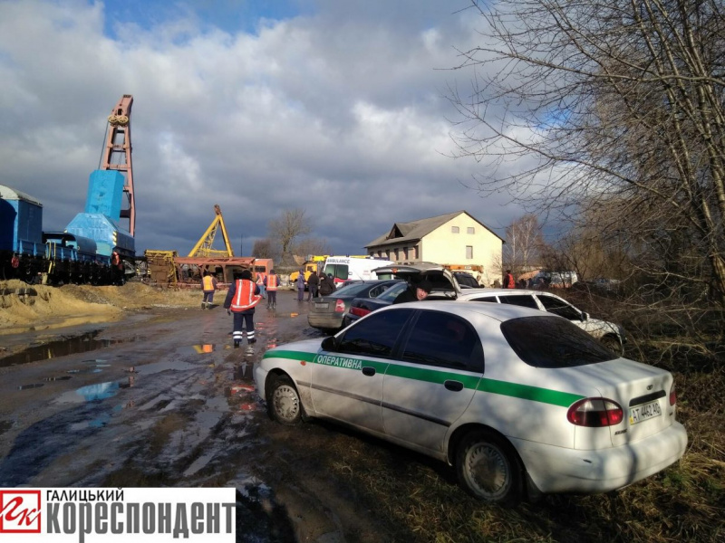 В Івано-Франківській області будівельний кран впав на вантажівку, є загиблі