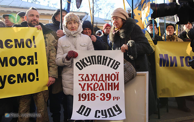 В Киеве проходит пикет у посольства Польши против принятия "антибандеровского" закона