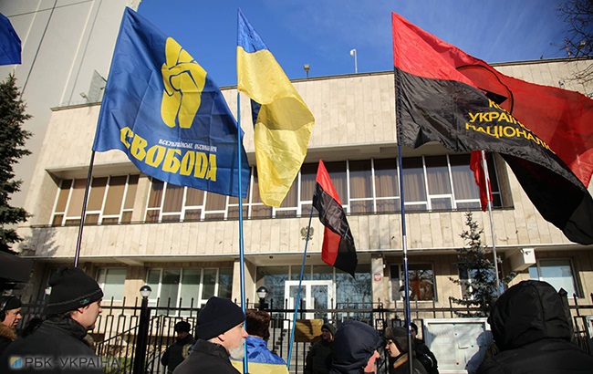 В Киеве проходит пикет у посольства Польши против принятия "антибандеровского" закона