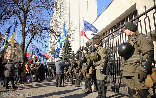 В Киеве проходит пикет у посольства Польши против принятия "антибандеровского" закона
