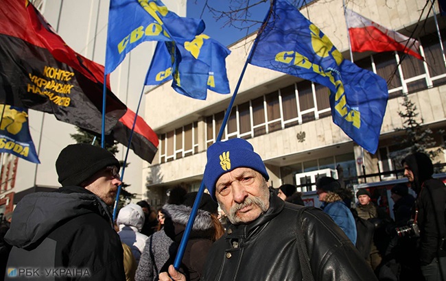 В Киеве проходит пикет у посольства Польши против принятия "антибандеровского" закона