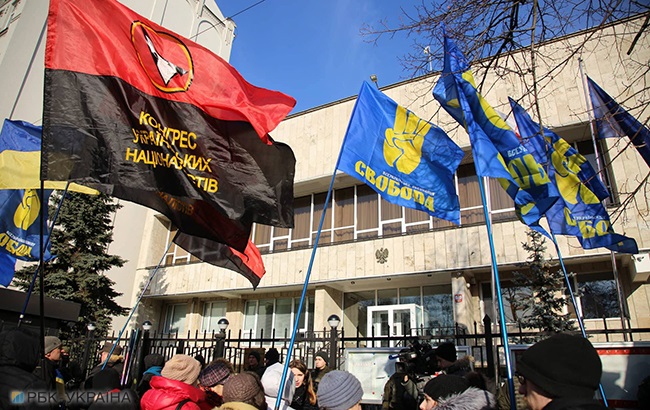 В Киеве проходит пикет у посольства Польши против принятия "антибандеровского" закона