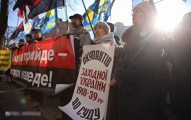 В Киеве проходит пикет у посольства Польши против принятия "антибандеровского" закона