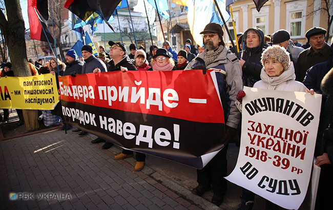 В Киеве проходит пикет у посольства Польши против принятия "антибандеровского" закона