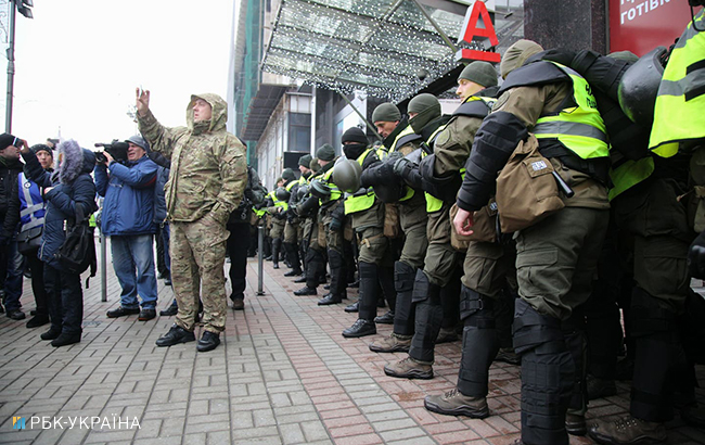 В Киеве крушили окна "Сбербанка", "Альфа-Банка" и "Россотрудничества"