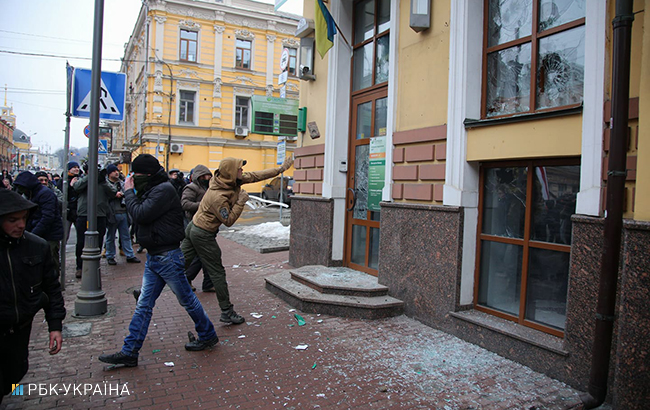 В Киеве крушили окна "Сбербанка", "Альфа-Банка" и "Россотрудничества"