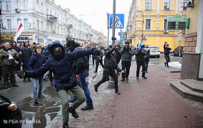 В Киеве крушили окна "Сбербанка", "Альфа-Банка" и "Россотрудничества"
