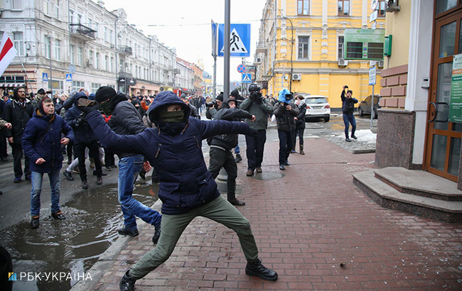 В Киеве крушили окна "Сбербанка", "Альфа-Банка" и "Россотрудничества"