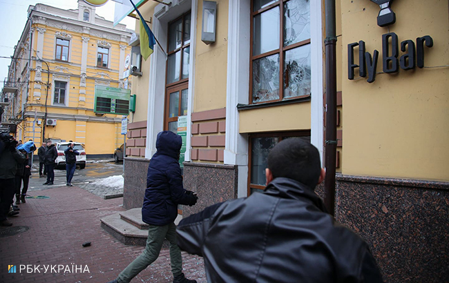 В Киеве крушили окна "Сбербанка", "Альфа-Банка" и "Россотрудничества"