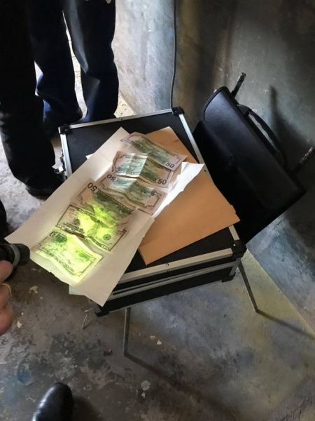 Во Львовской области задержали на взятке полицейского