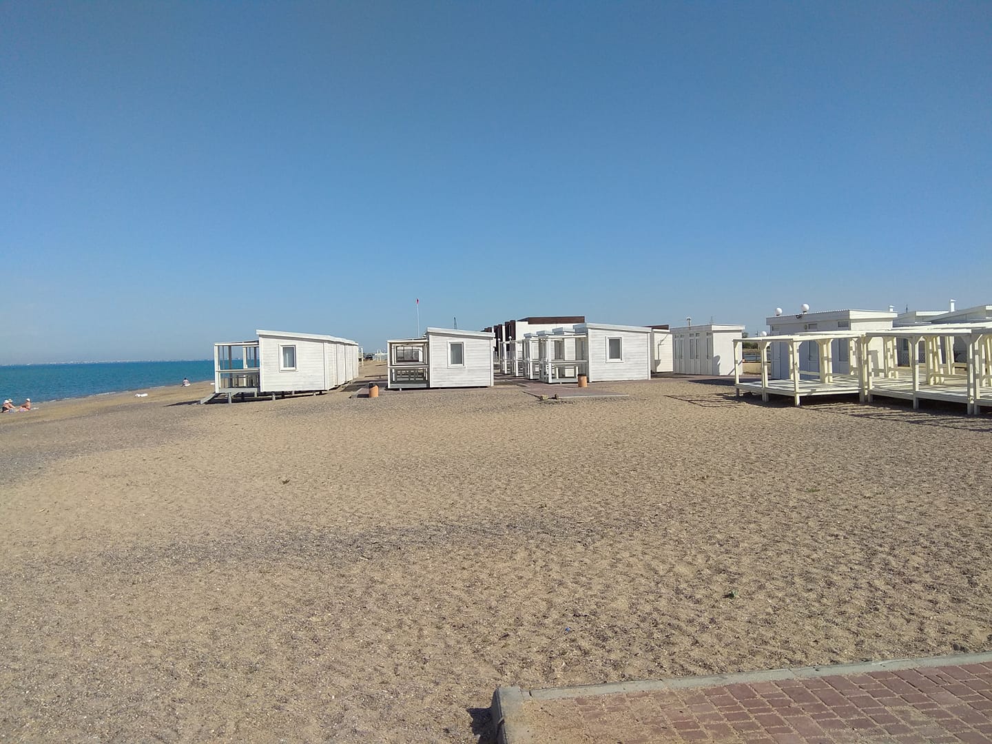 Пляжі порожні, а ціни злетіли: з'явилися фото проваленого "сезону" в Криму