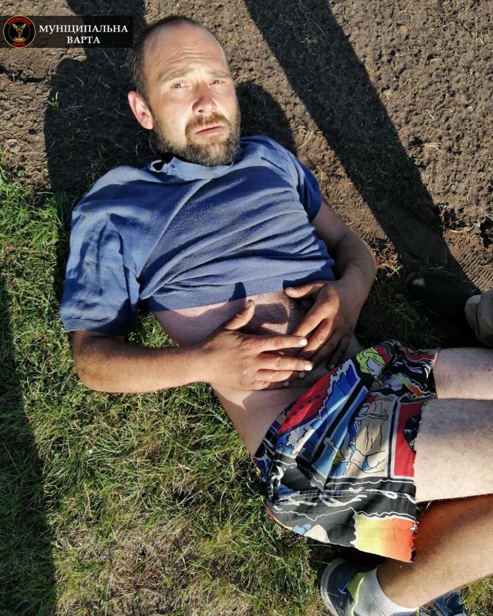 В Киеве вандал "атаковал" самый большой флаг Украины (фото)