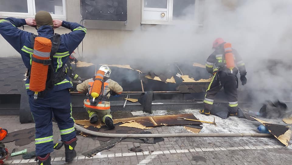 У Рівному в переповненому ТРЦ спалахнула пожежа: рятувальники показали відео