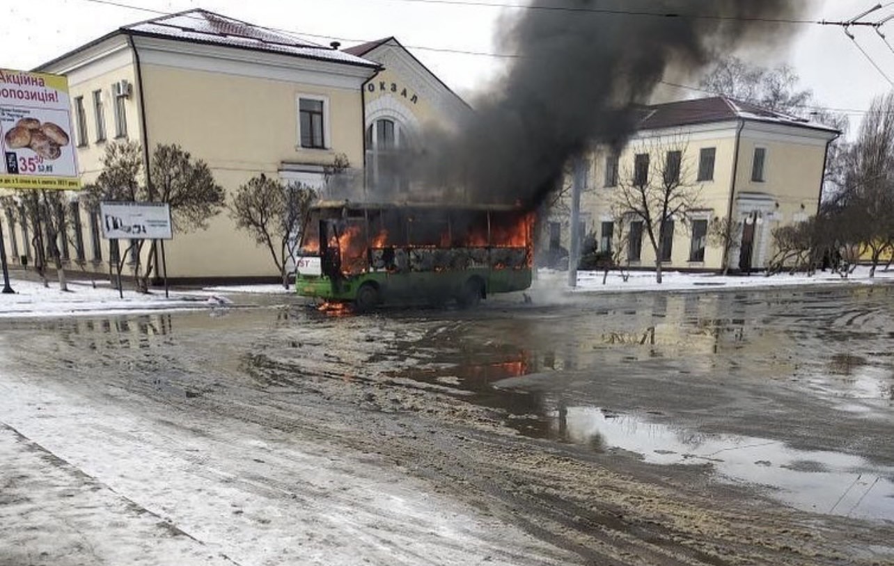 У Харкові біля вокзалу спалахнула і вщент згоріла маршрутка: відео НП