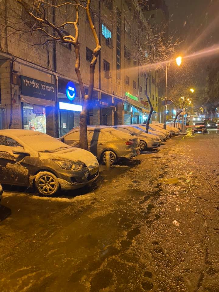 Иерусалим неожиданно занесло снегом: видео и фото