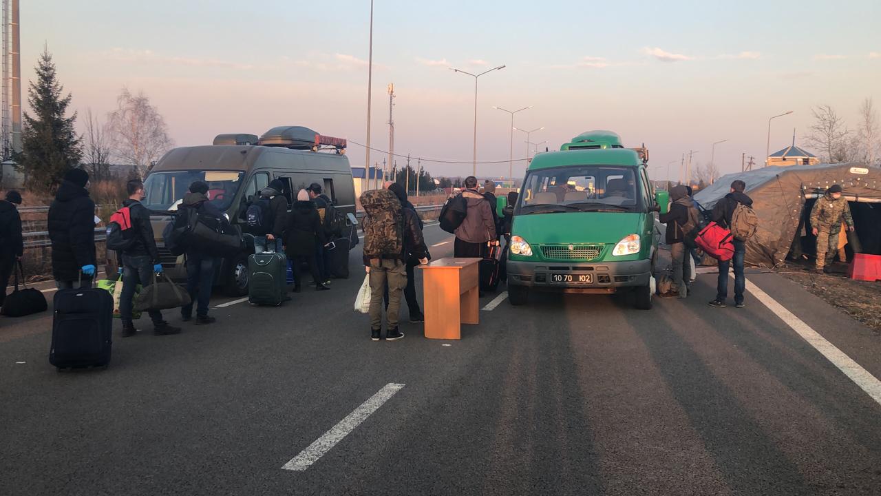 Українців "витягують" через кордон волонтери та рятувальники: гігантські черги показали з неба