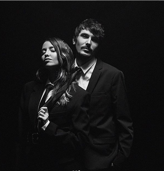 Только дым: Время и Стекло в чувственном видео показали страсти на танцполе