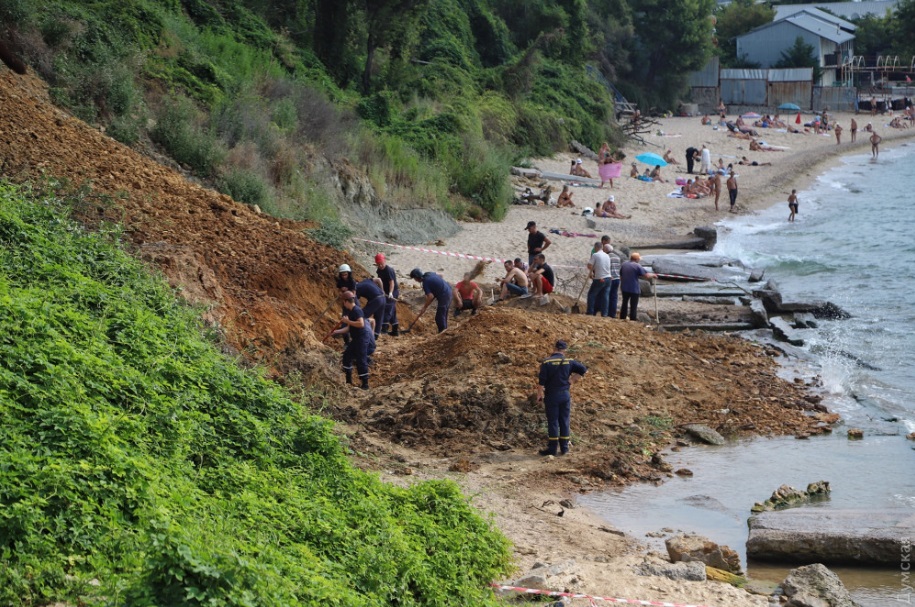 Все произошло мгновенно: оползень в Одессе жутко напугал отдыхающих