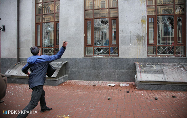 У Києві трощили вікна "Ощадбанку", "Альфа-Банку" і "Росспівробітництва"