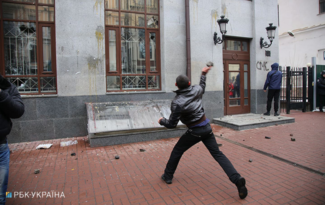 У Києві трощили вікна "Ощадбанку", "Альфа-Банку" і "Росспівробітництва"