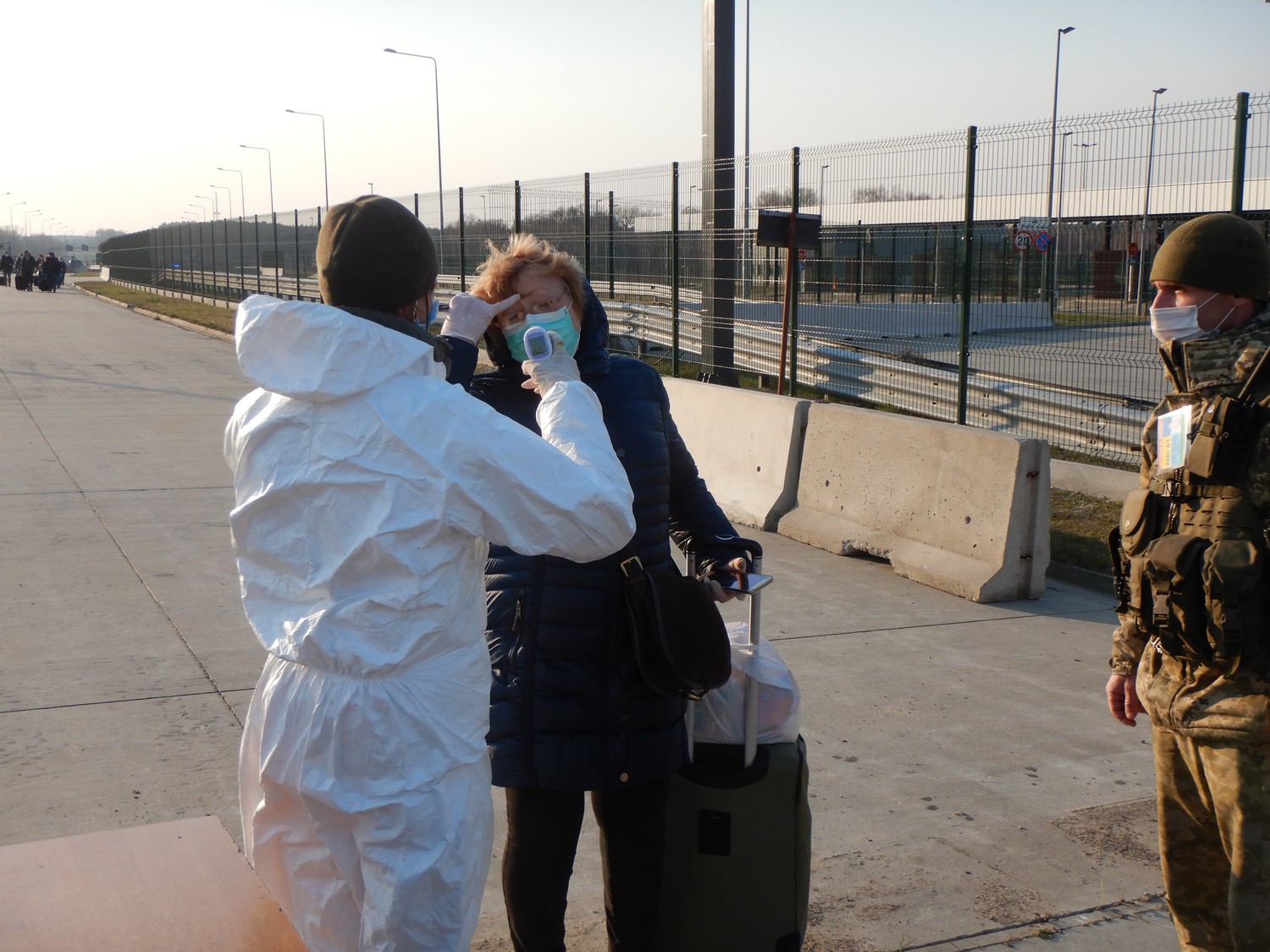 Українців "витягують" через кордон волонтери та рятувальники: гігантські черги показали з неба