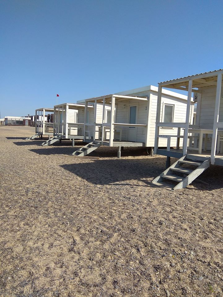 Пляжі порожні, а ціни злетіли: з'явилися фото проваленого "сезону" в Криму