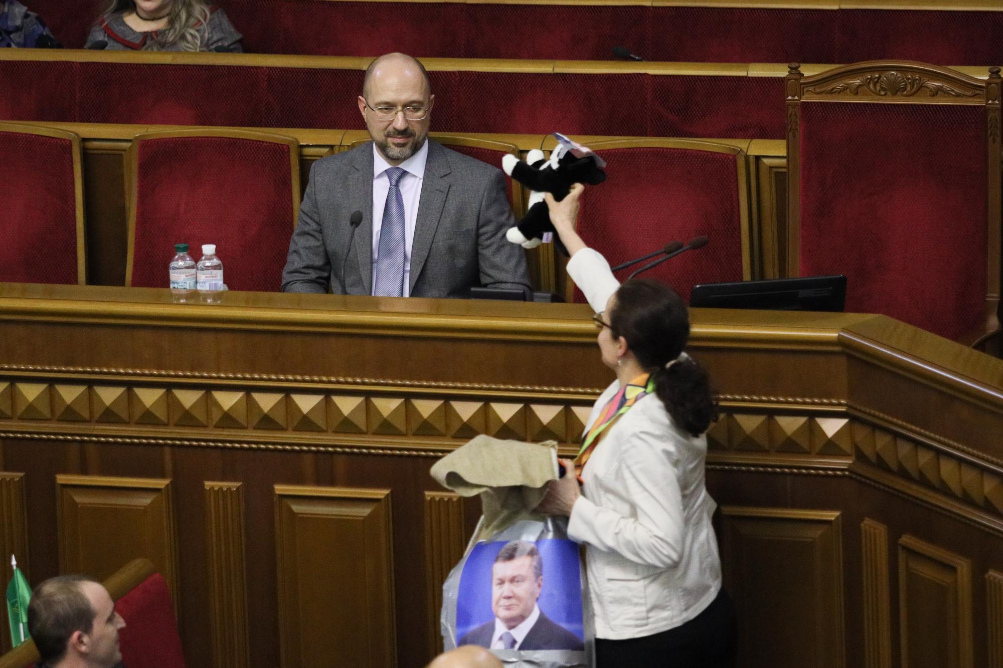 Шмыгалю подарили кота в мешке. В прямом смысле (фото)