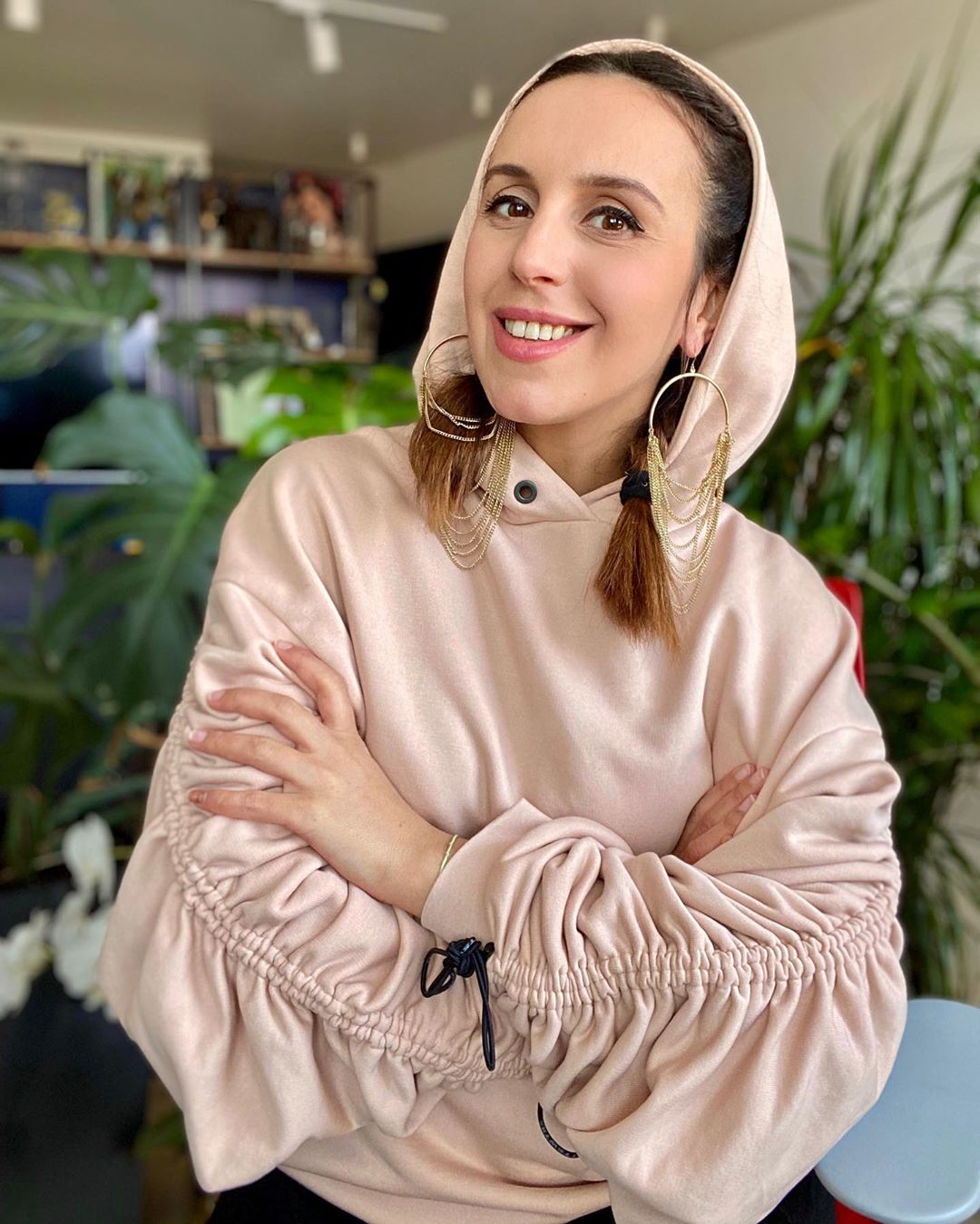 Солнышко наше: беременная Джамала принесла с собой весну на цветущем фото