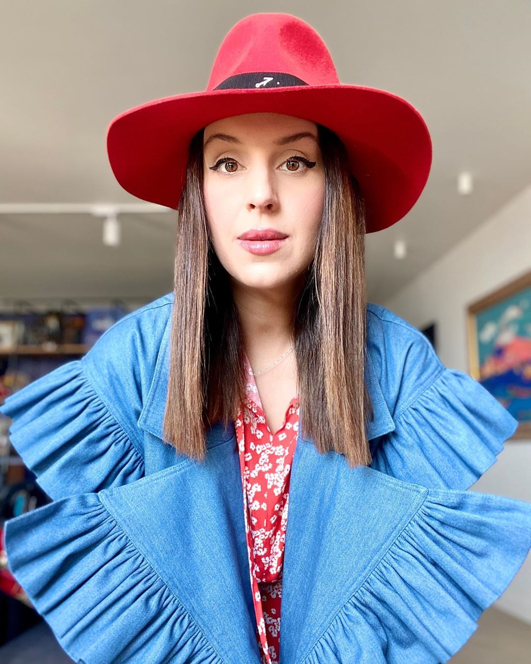 Неймовірно красива: Джамала в червоному платті і капелюшку показала "карантинну моду"