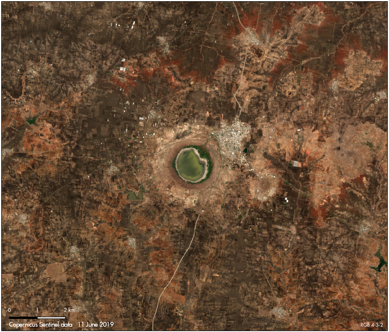 В Індії метеоритне озеро-кратер змінило колір за одну ніч: видовищні фото