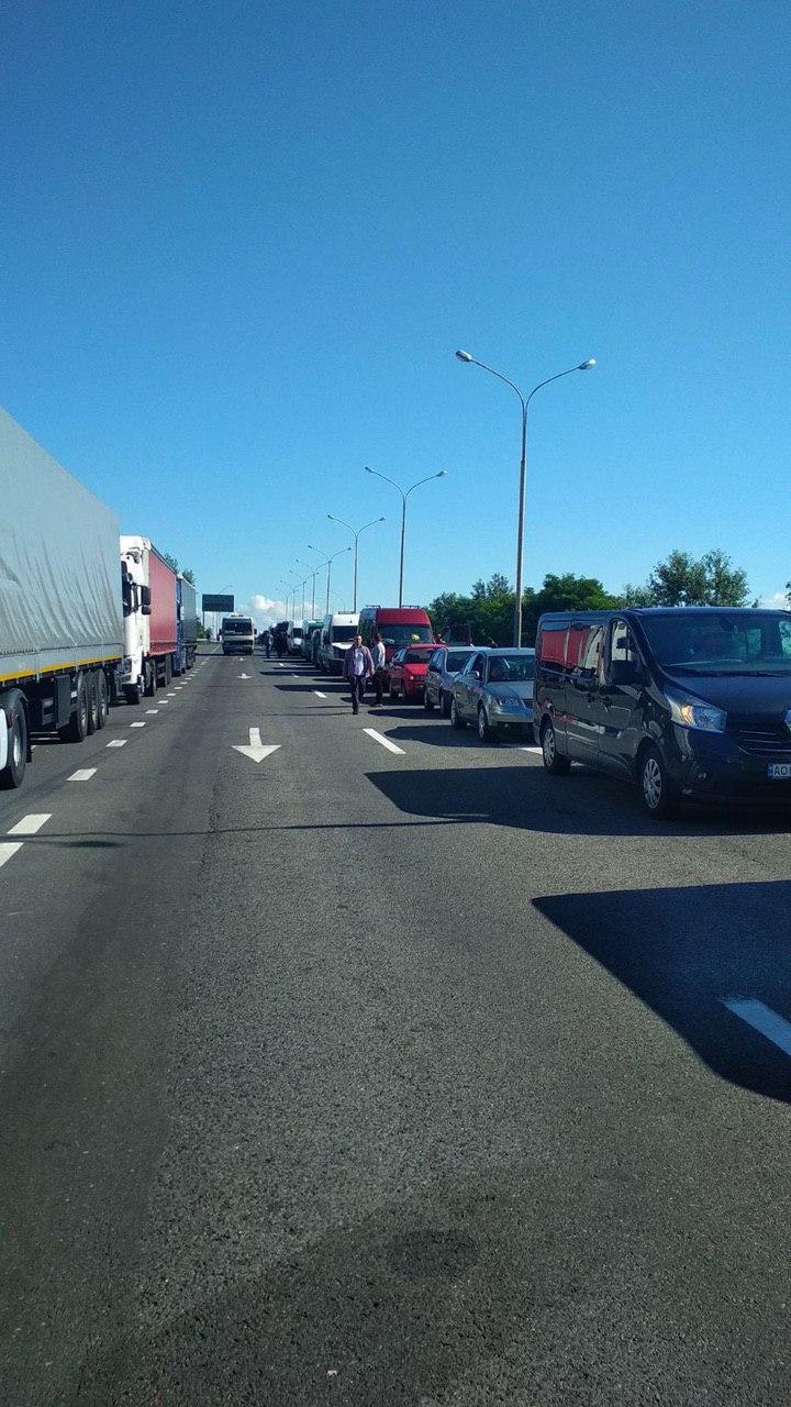 Без масок и дистанции: на границе с Венгрией образовались толпы людей