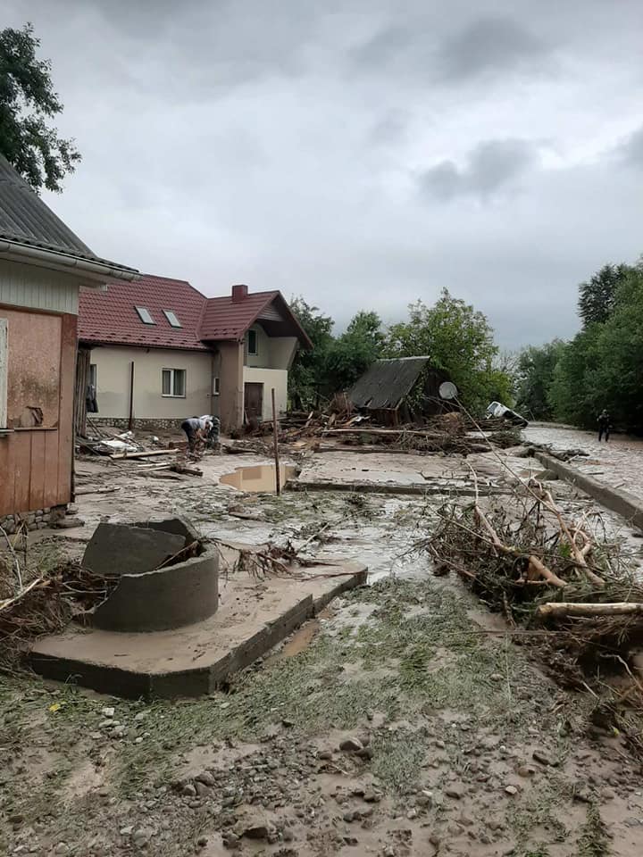 На Прикарпатті розгорівся скандал через грошову допомогу після повені