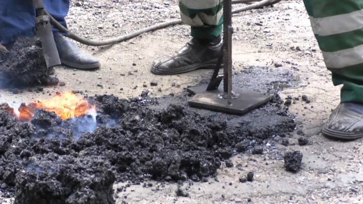 Ями після Укравтодору: жителі села самі ремонтують дорогу під Черкасами