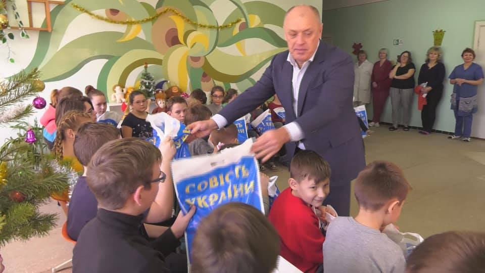 1 вересня першокласників задарували агітаційною продукцією: українці в люті