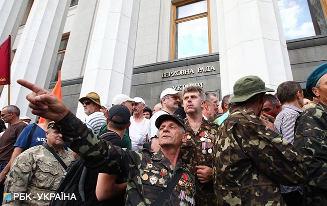 Столкновения под Радой: в полиции заявили о 3 пострадавших правоохранителях